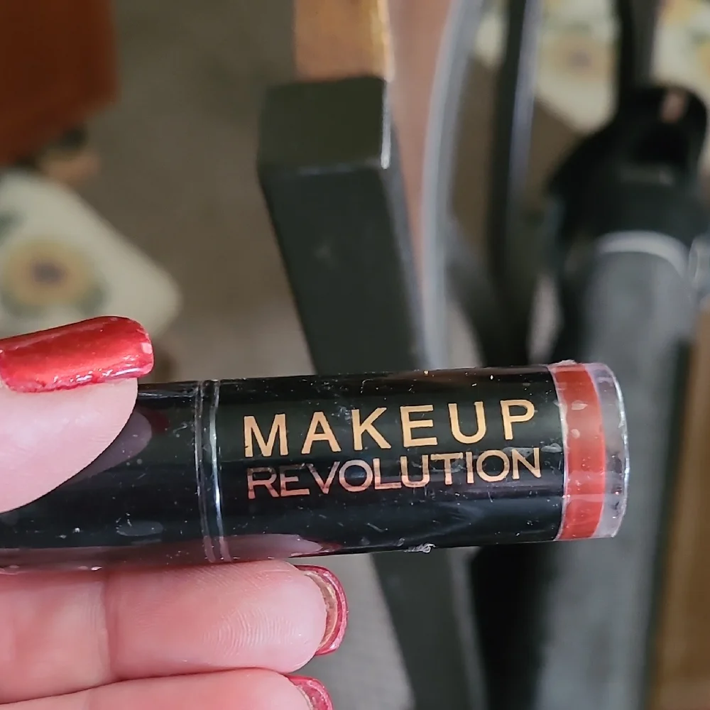 Makeup Revolution Cream Lipstick Stick - Coral Red